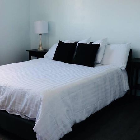 Sun Dog Manor Apartamento Maple Creek Exterior foto