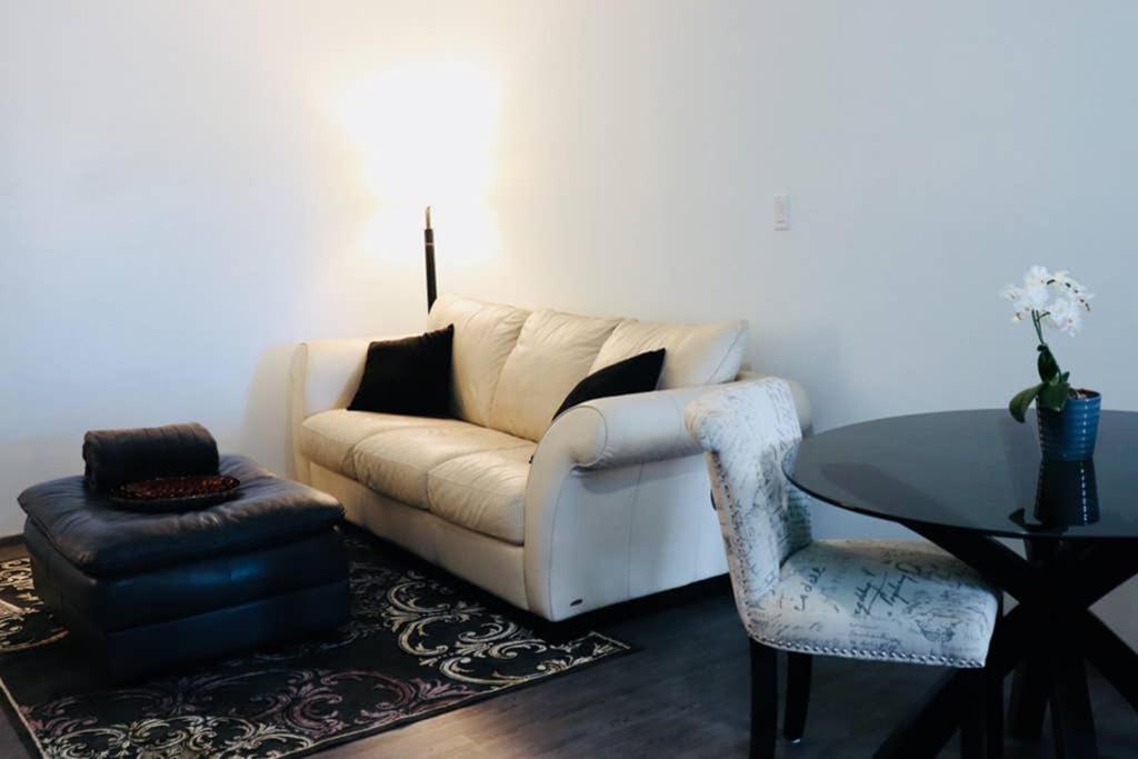 Sun Dog Manor Apartamento Maple Creek Exterior foto