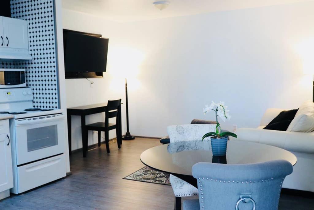 Sun Dog Manor Apartamento Maple Creek Exterior foto