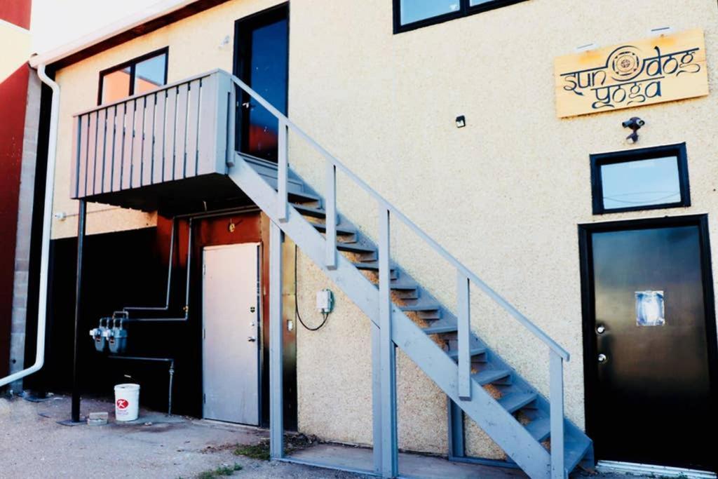 Sun Dog Manor Apartamento Maple Creek Exterior foto