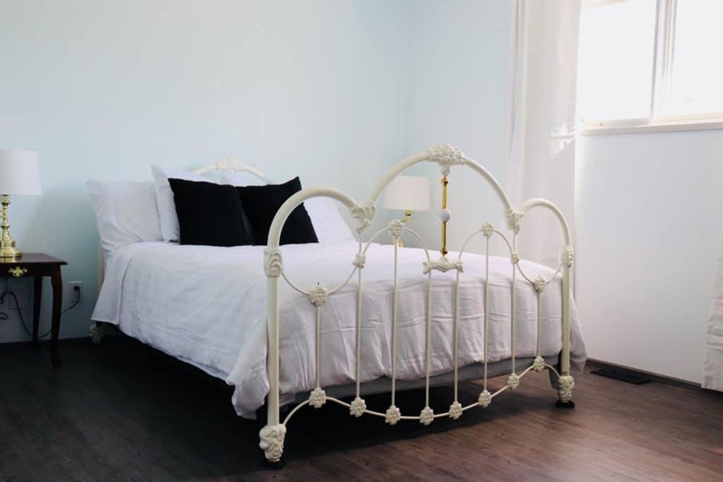 Sun Dog Manor Apartamento Maple Creek Exterior foto