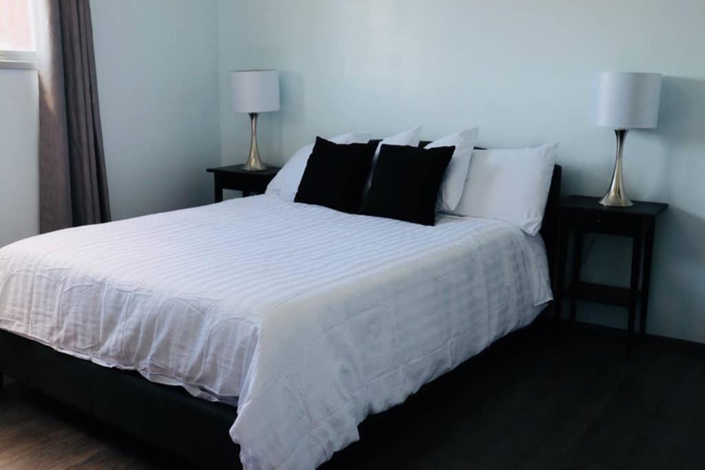 Sun Dog Manor Apartamento Maple Creek Exterior foto